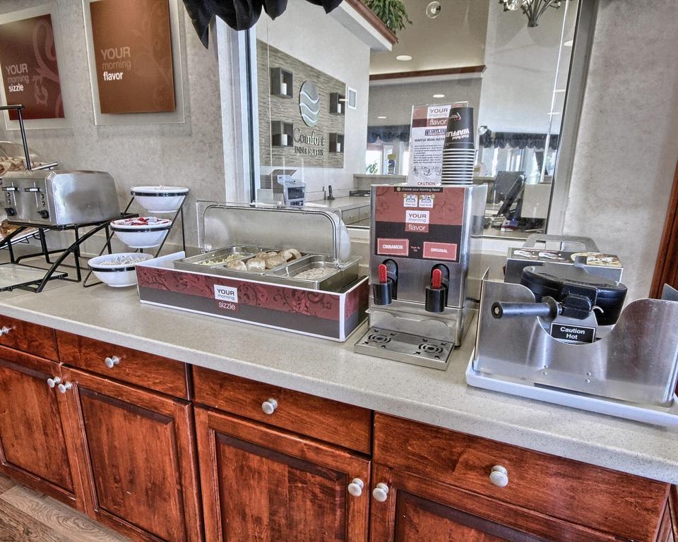 Comfort Inn & Suites Dimondale - Lansing Bagian luar foto